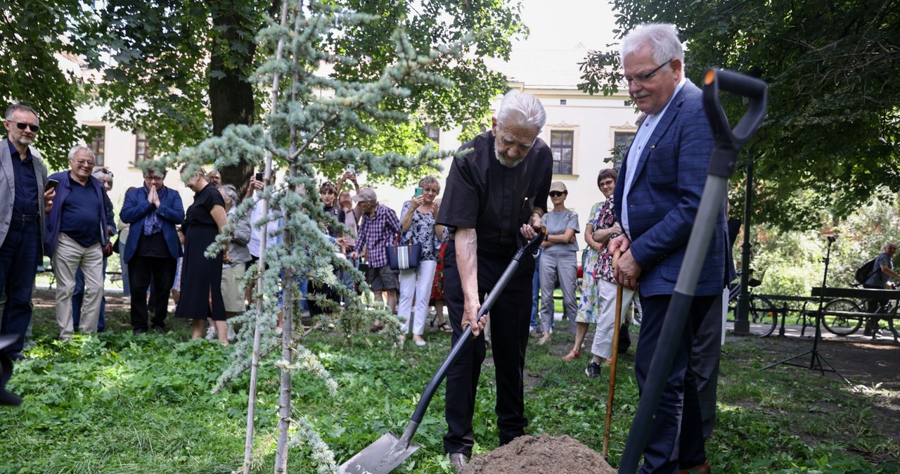 Oryginalny prezent dla ks. Adama Bonieckiego na 90. urodziny