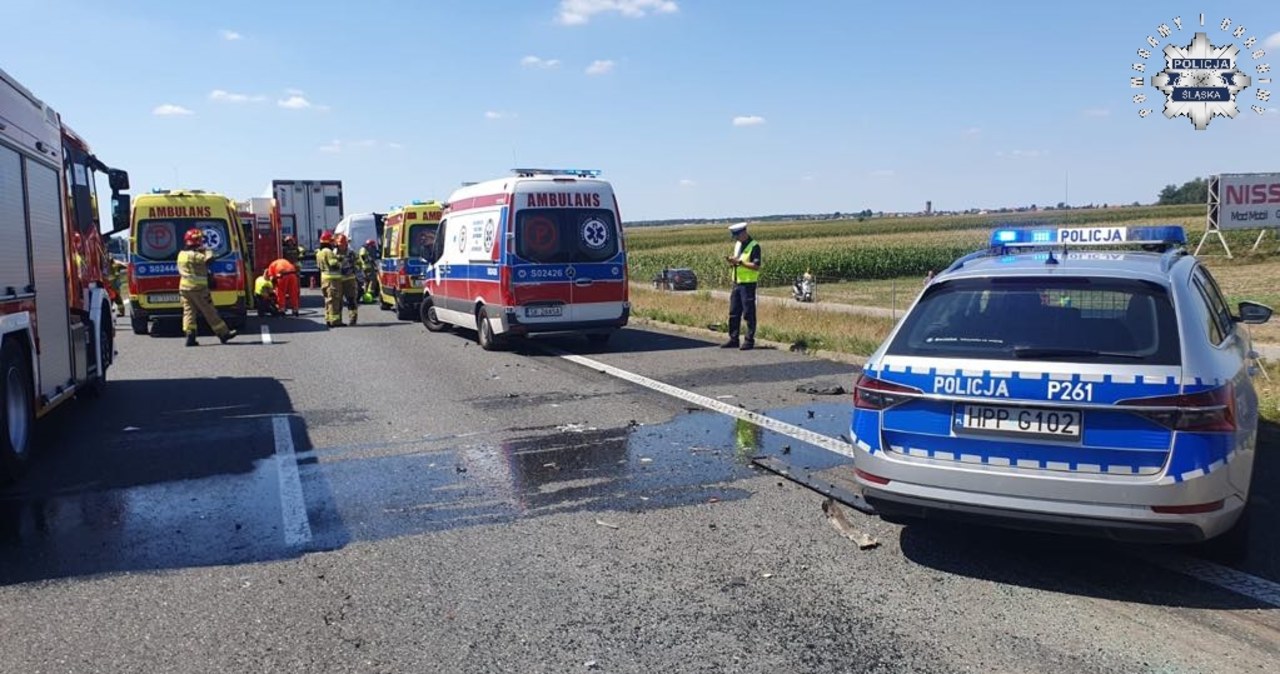 Tragedia na A4. Dwie osoby nie żyją, 7 rannych w zderzeniu busa i ciężarówki