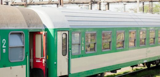 Pociąg uszkodził sieć trakcyjną. Problemy pasażerów