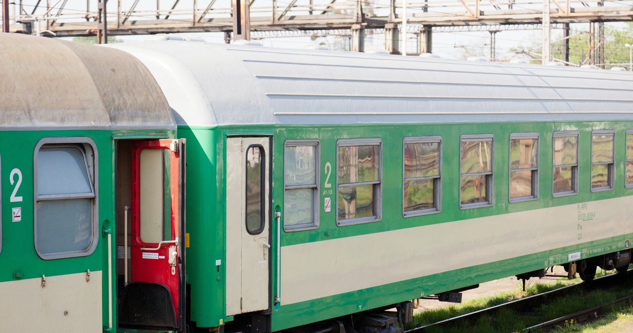 Pociąg uszkodził sieć trakcyjną. Problemy pasażerów