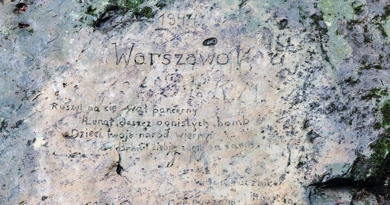 Wiersz wykuty w skale w hołdzie powstańcom