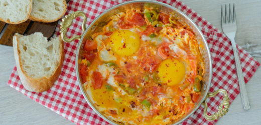 Koniec z nudną jajecznicą na śniadanie. Menemen to poezja smaków i aromatów