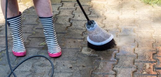 Kostka brukowa będzie jak nowa. Proste sposoby na plamy i mech