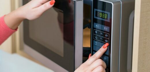 Dietetyczka obala popularny mit. Chodzi o podgrzewanie jedzenia w mikrofalówce