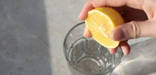 Woda z cytryną i sodą oczyszczoną. Czy warto ją wprowadzić do diety?