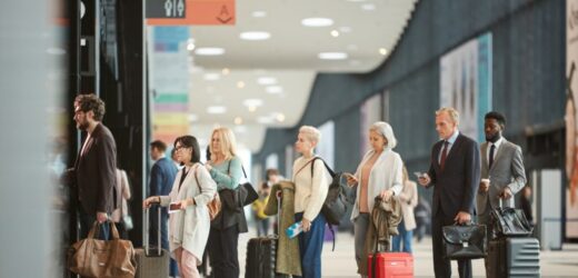 Triki, które ułatwią komunikację na lotnisku. Jeden kolor wyróżni cię z tłumu