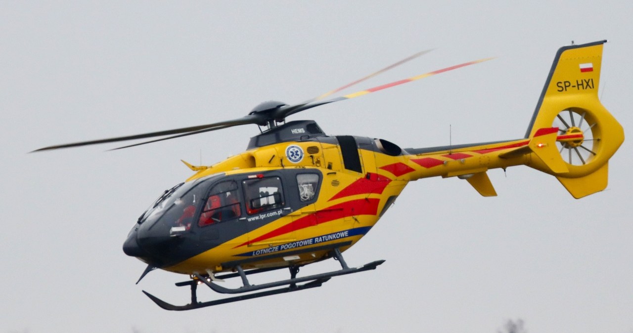 Dwulatek wypadł z okna na beton. Zabrał go śmigłowiec LPR