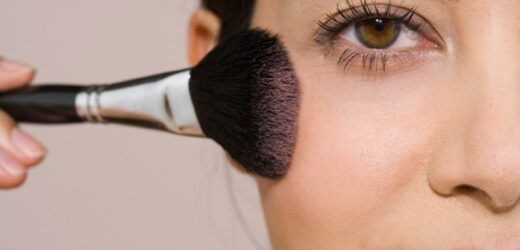 Makijaż, który uwielbia Hailey Bieber. Strawberry make-up hitem tego lata