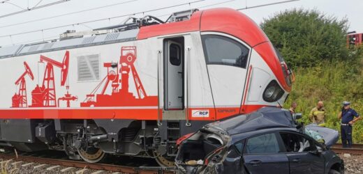 Auto osobowe wjechało wprost pod pociąg. Kierowca nie żyje