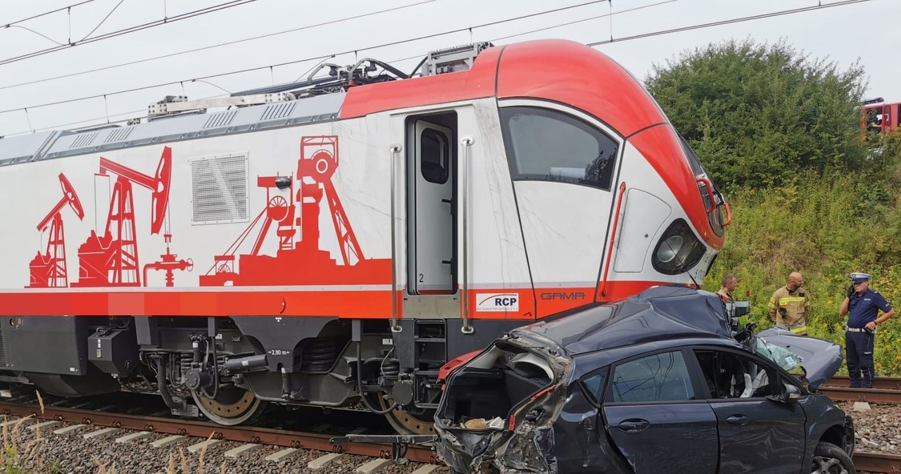 Auto osobowe wjechało wprost pod pociąg. Kierowca nie żyje
