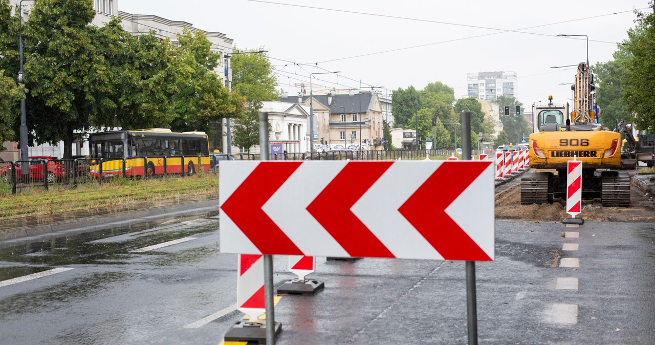 Zamknięte ulice, zmiany tras autobusów. Utrudnienia w Warszawie