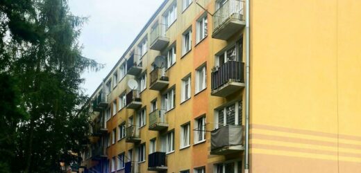 Czterolatka na parapecie. Wypadła jej zabawka