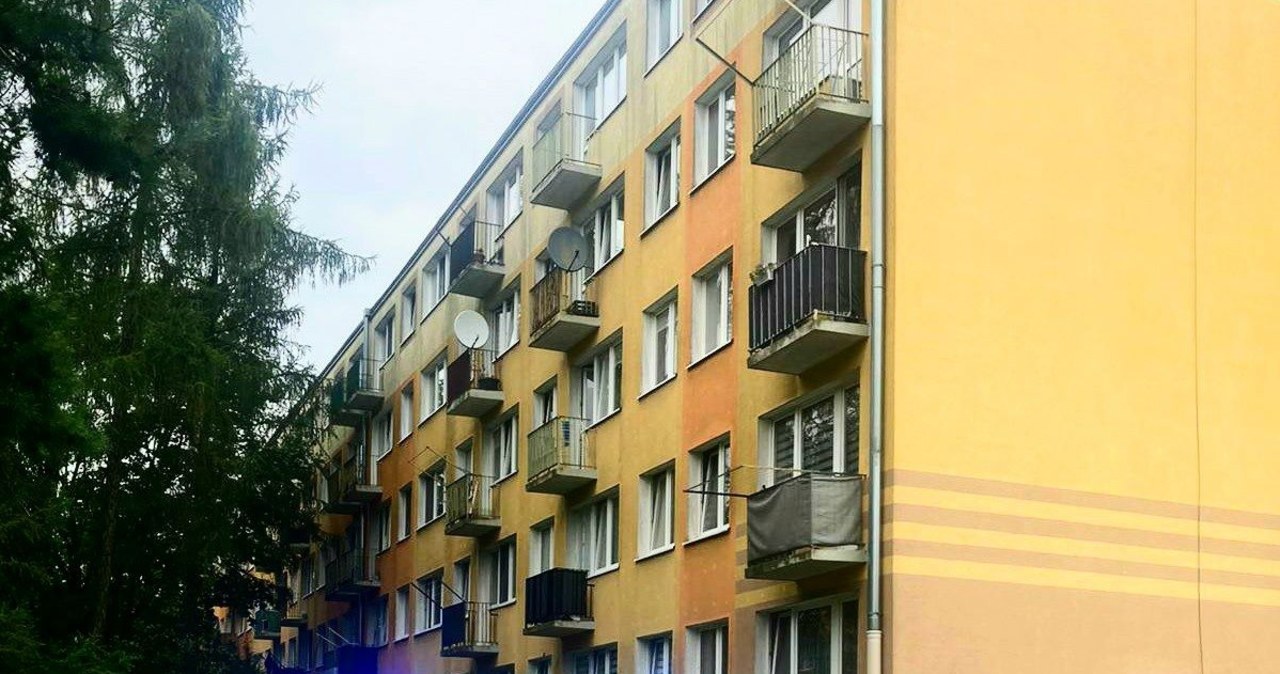 Czterolatka na parapecie. Wypadła jej zabawka