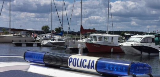 Żaglówka w trzcinach. Pijany sternik spał