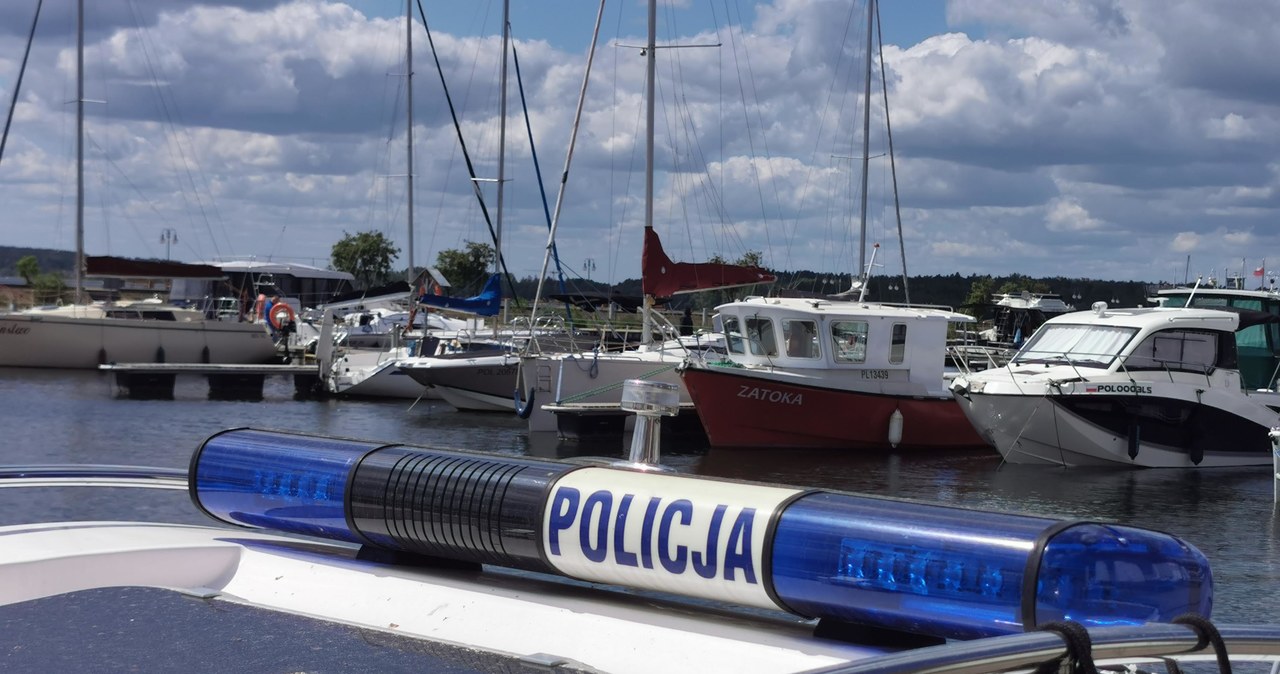 Żaglówka w trzcinach. Pijany sternik spał