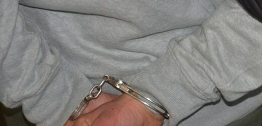 Groził nożem przechodniom i krzyczał, że zabije policjanta