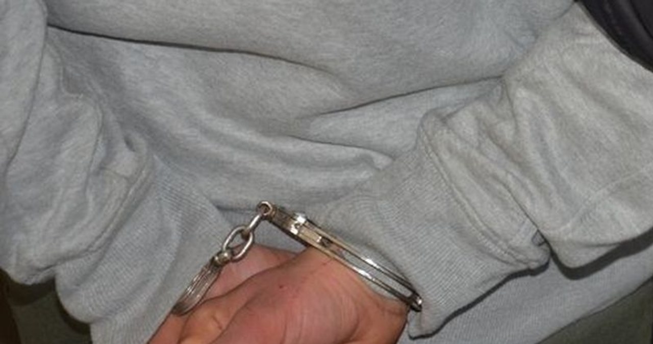 Groził nożem przechodniom i krzyczał, że zabije policjanta