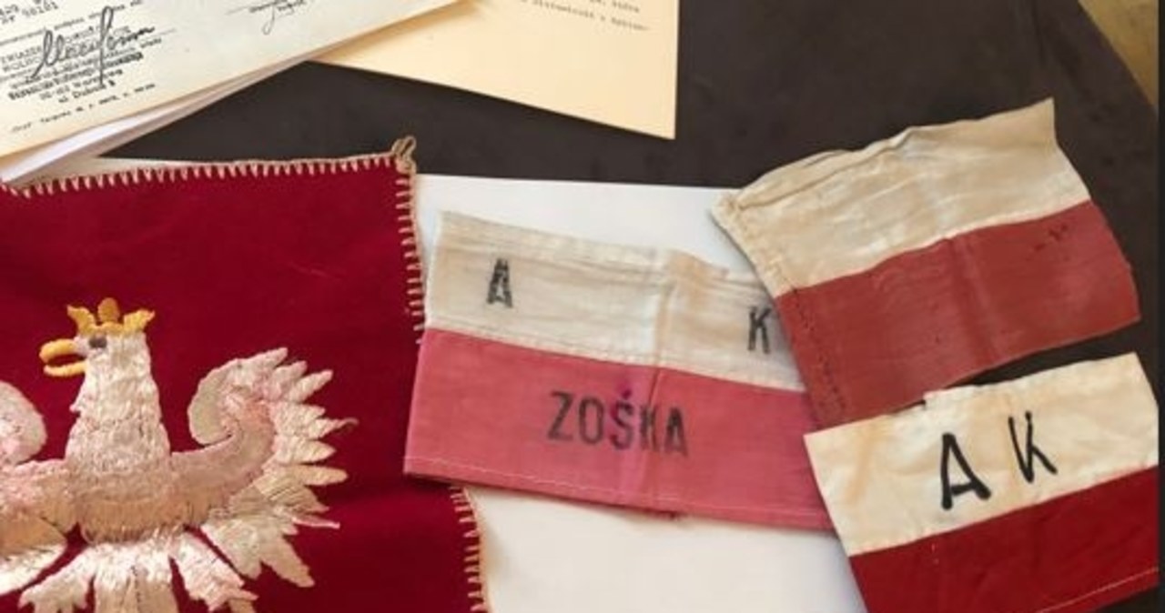​Historyczne opaski powstańcze w Muzeum Powstania Warszawskiego