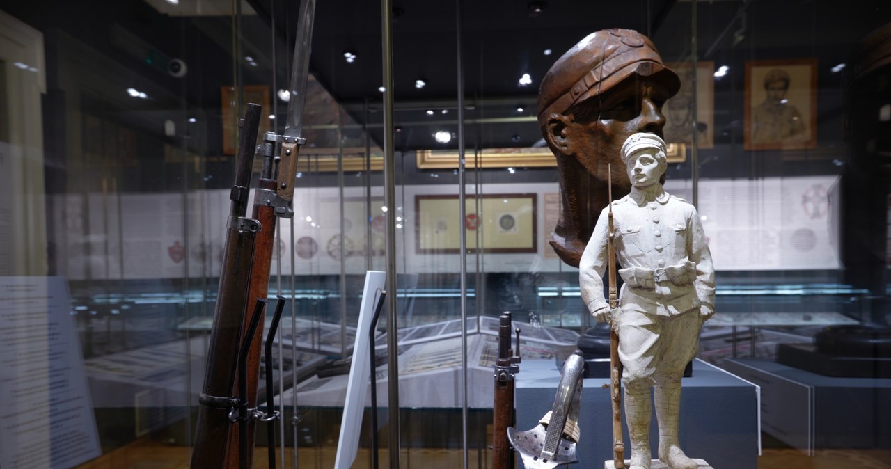Mundur Piłsudskiego, medale, sztuka legionistów. Nowa wystawa w MNK