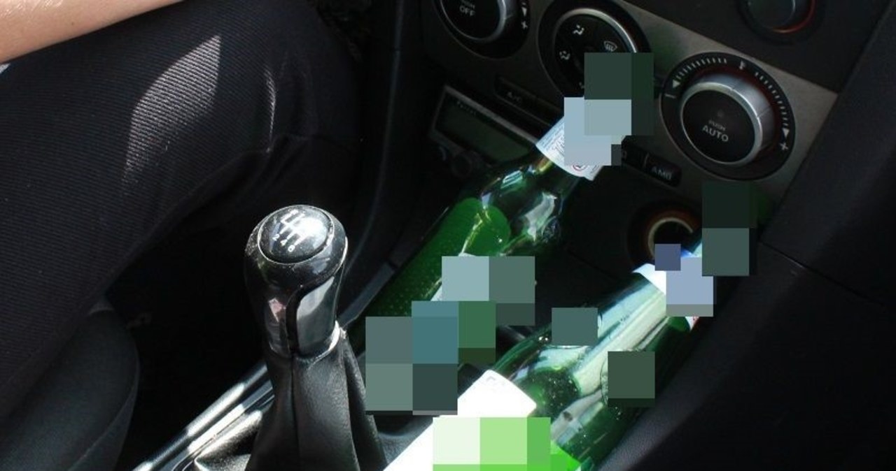 Pijany przyjechał po kolejną butelkę alkoholu. W samochodzie dzieci