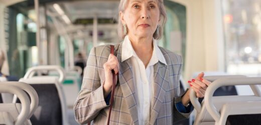 Seniorzy korzystają z darmowych przejazdów autobusami. Wystarczy spełnić prosty warunek