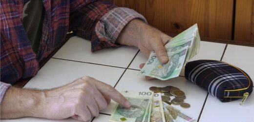 Ponad 3000 złotych trafi do portfeli niektórych emerytów. Kto może liczyć na dodatkowe świadczenie?