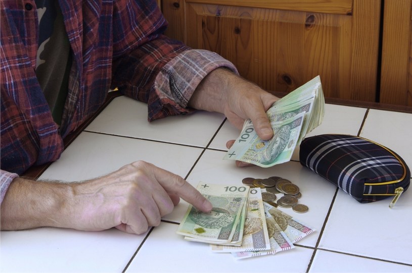 Ponad 3000 złotych trafi do portfeli niektórych emerytów. Kto może liczyć na dodatkowe świadczenie?