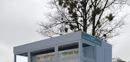 Zabytkowy rozkład jazdy stanie przy przystanku PKP Warszawa Włochy