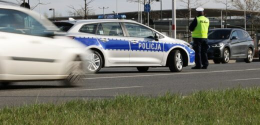 Betonowy blok wypadł na drogę. Utrudnienia na dk 50