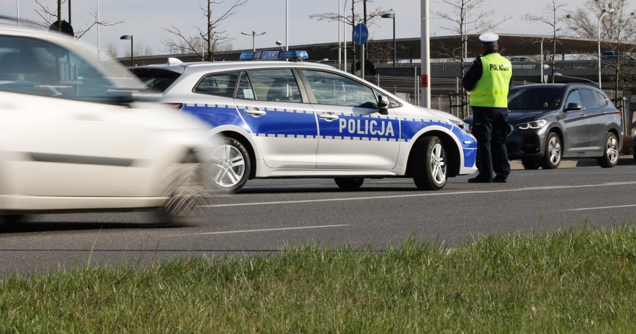 Betonowy blok wypadł na drogę. Utrudnienia na dk 50