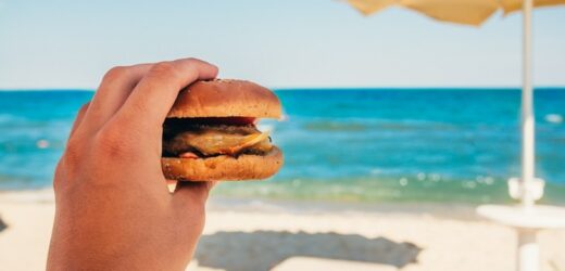 Ludzie zajadają się tym podczas plażowania. Nie myślą o konsekwencjach