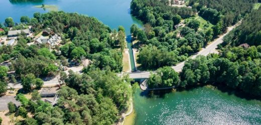 Jedno z najmniejszych uzdrowisk przyciąga jak magnes. Otoczone imponującą puszczą i jeziorami