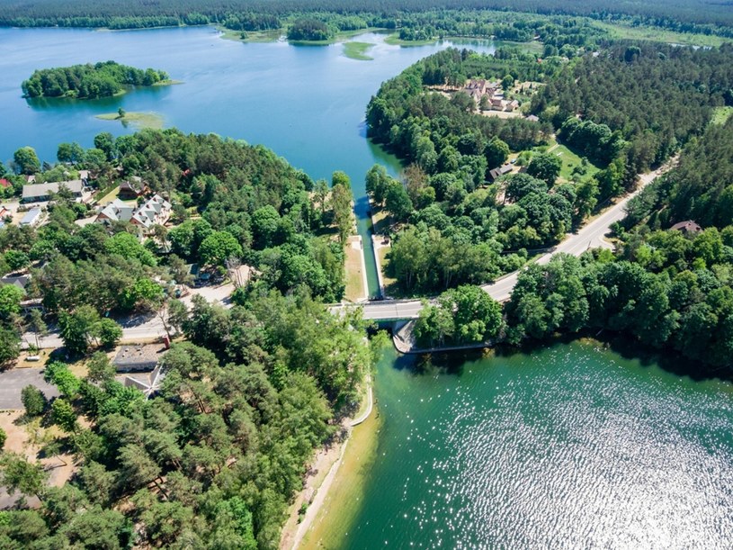 Jedno z najmniejszych uzdrowisk przyciąga jak magnes. Otoczone imponującą puszczą i jeziorami