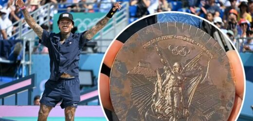Medal z Wieży Eiffla traci kolor? Szokujące zdjęcia Nyjaha Hustona