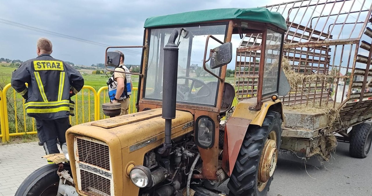 ​Bmw uderzyło w traktor. Strażacy szukają kierowcy
