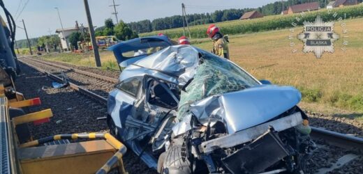 Kobieta z rocznym dzieckiem wjechała autem pod pociąg