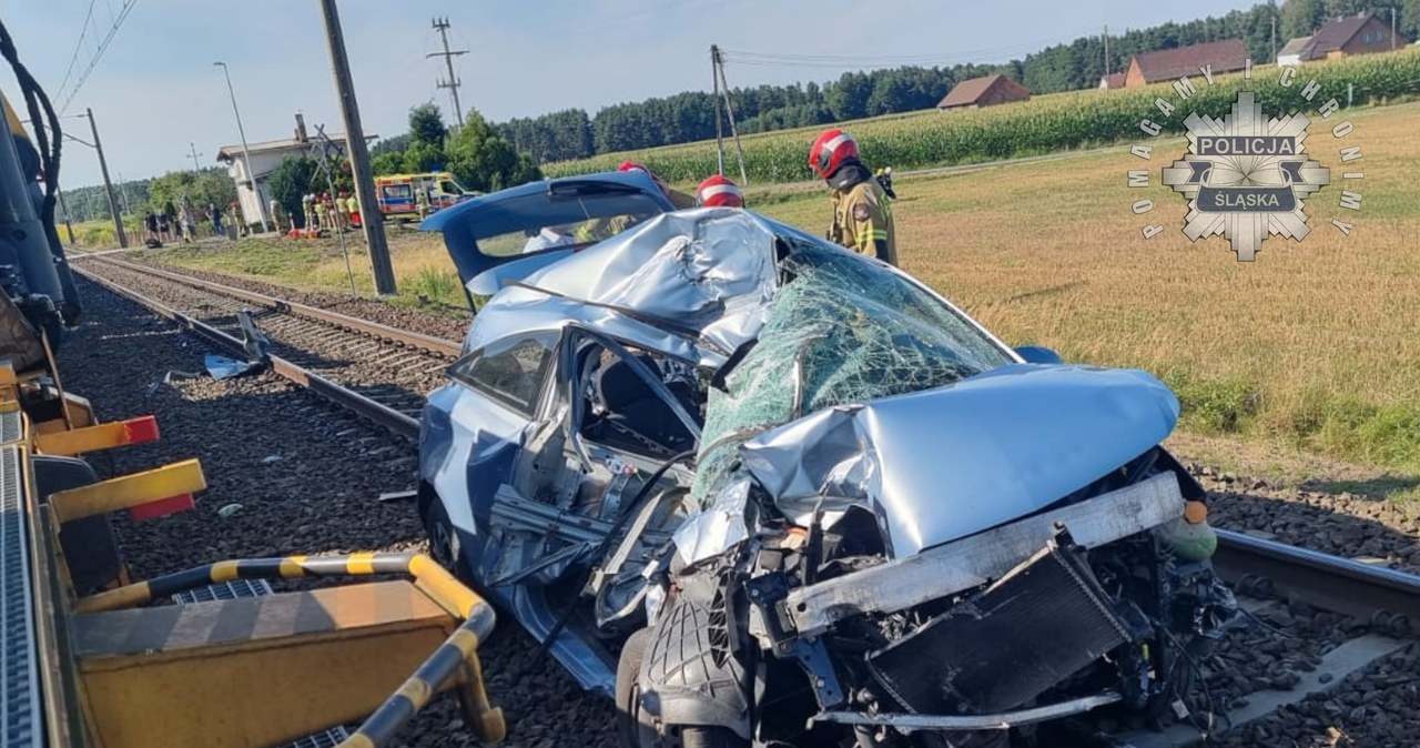 Kobieta z rocznym dzieckiem wjechała autem pod pociąg