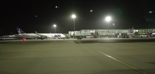 Nocne loty nad Warszawą. Mieszkańcy narzekają na hałas