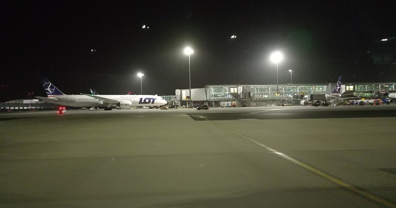 Nocne loty nad Warszawą. Mieszkańcy narzekają na hałas