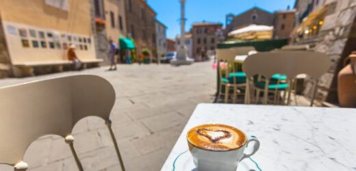 Apel polskiej ambasady: Nie zamawiaj cappuccino po 11
