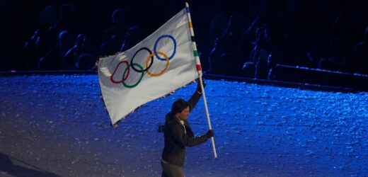 Igrzyska w Paryżu dobiegły końca. Tom Cruise zabrał do USA olimpijską flagę [ZAPIS RELACJI]
