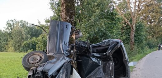 Auto owinięte wokół drzewa. Zginął 21-letni kierowca