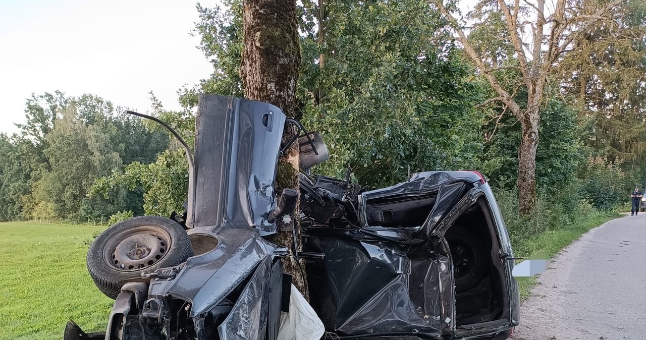 Auto owinięte wokół drzewa. Zginął 21-letni kierowca