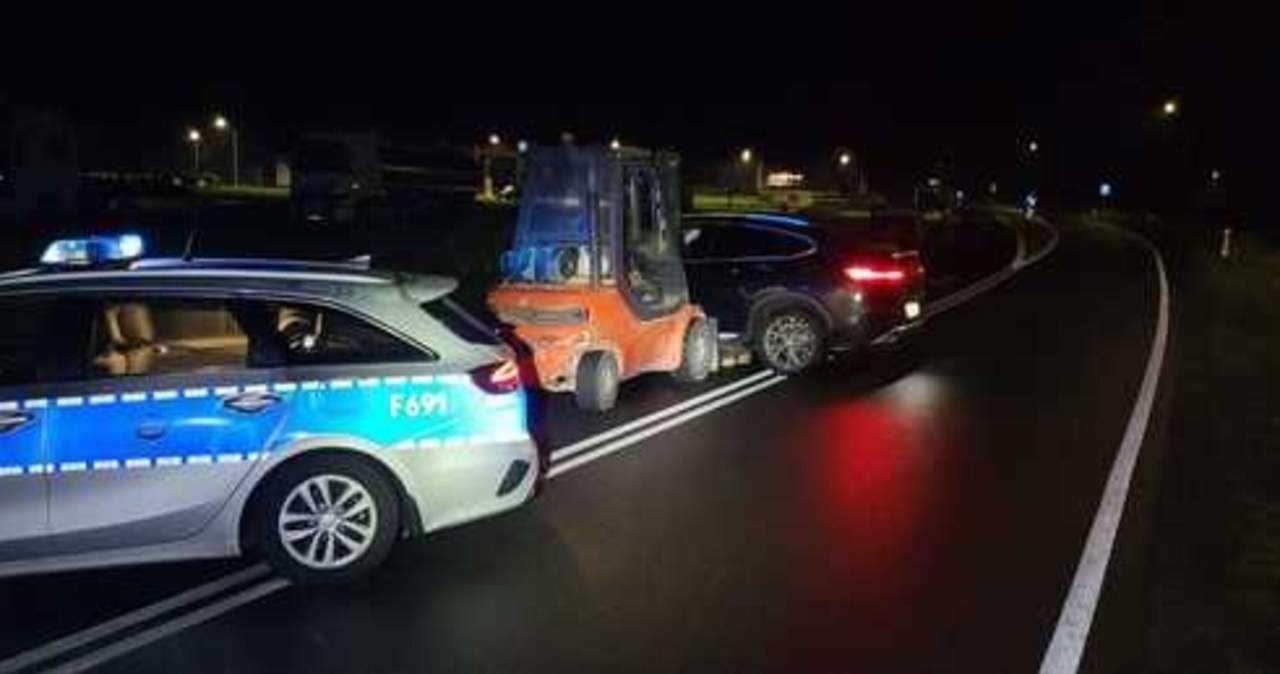 Wózkiem widłowym próbował holować bmw