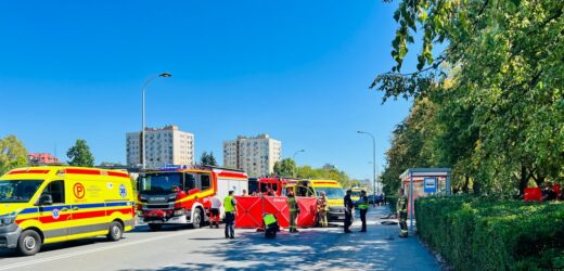Samochód wjechał w przystanek w Warszawie. Jedna osoba zginęła, są ranni