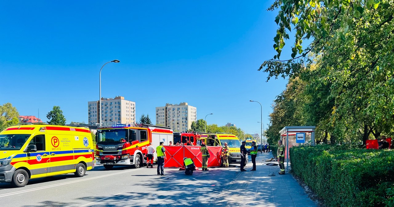 Samochód wjechał w przystanek w Warszawie. Jedna osoba zginęła, są ranni