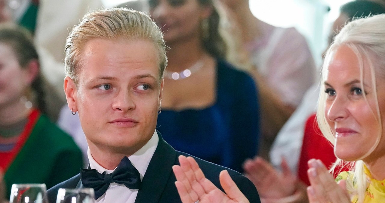 Zdewastowane mieszkanie, nóż w ścianie. Królewski pasierb narozrabiał