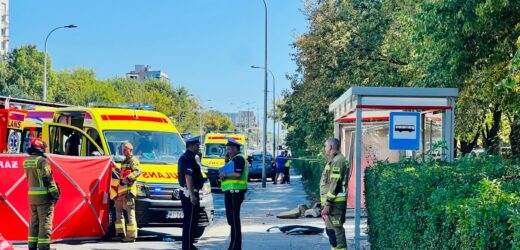 Samochód wjechał w przystanek w Warszawie. Dziś przesłuchanie kierowcy