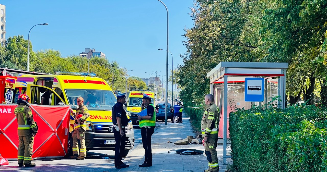 Samochód wjechał w przystanek w Warszawie. Dziś przesłuchanie kierowcy