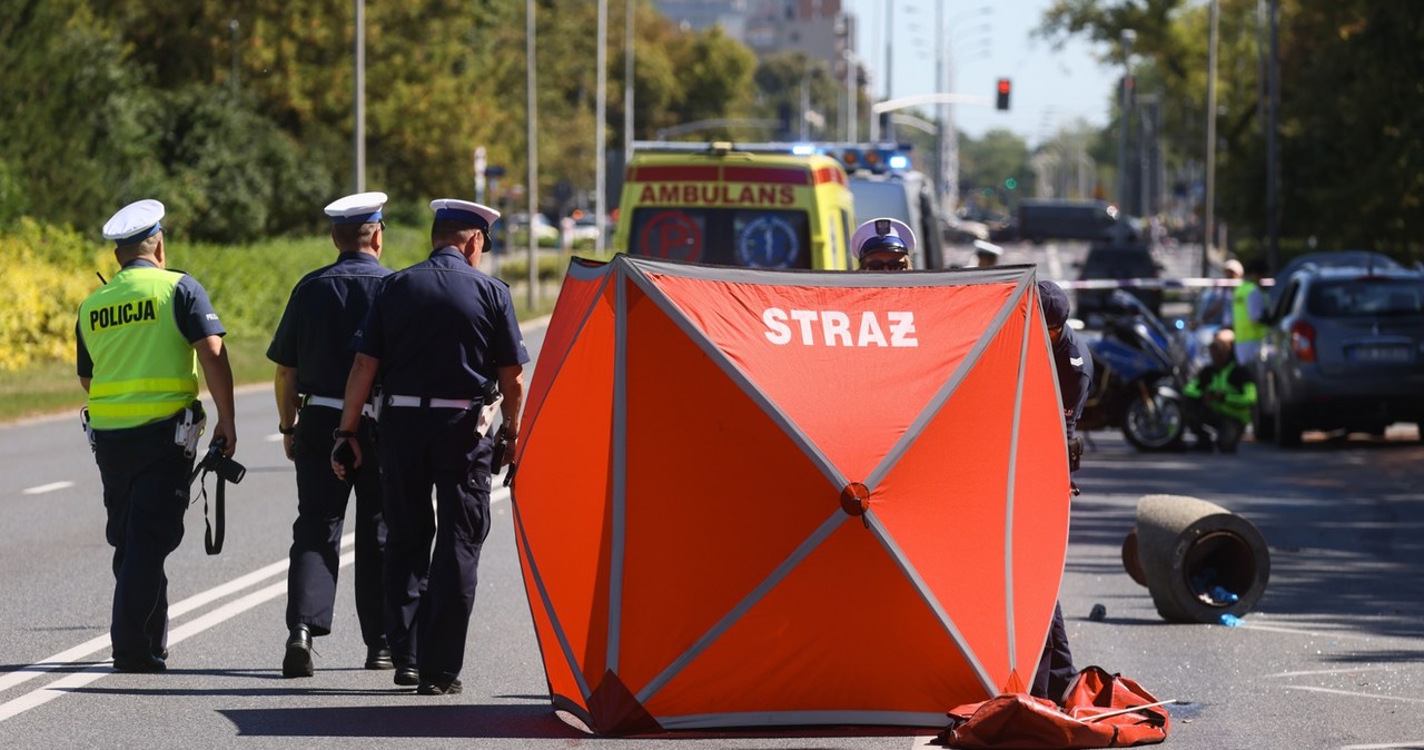Wjechał w przystanek w Warszawie, zginęły 2 osoby. Nowe informacje ws. tragedii